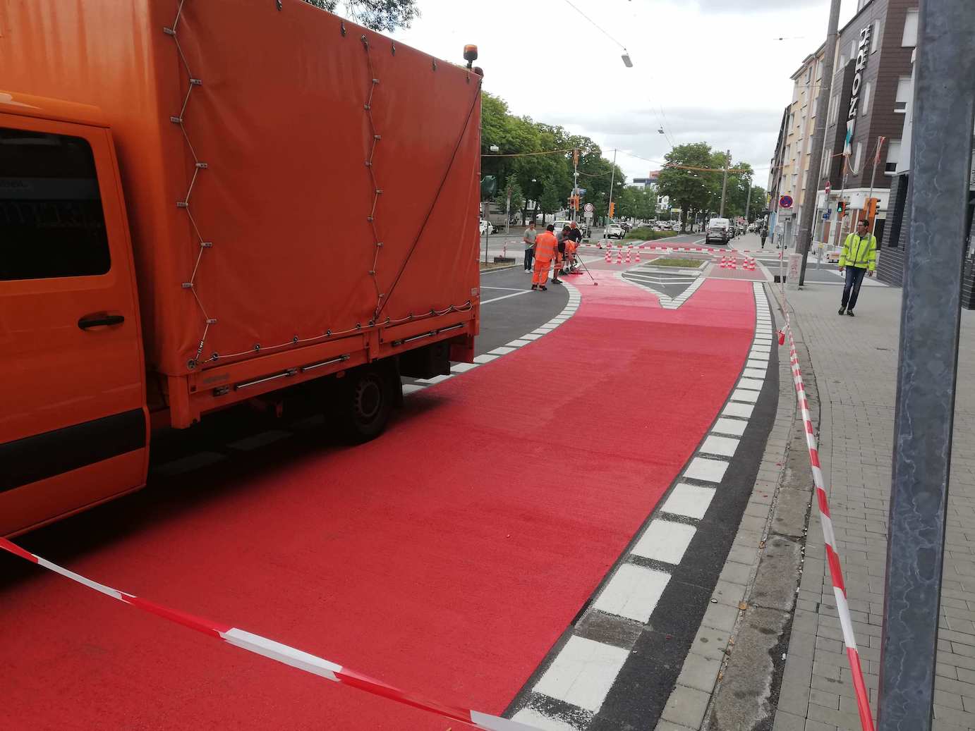 Zu sehen ist die rote Farbe des Fahrradweges in der Agnes-Neuhaus Straße, welche wurde neu aufgetragen wurde. 