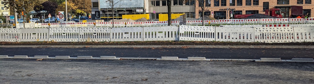Eine abgesperrte Baustelle welche im Zuge der Errichtung eines Fahrradweges aufgestellt wurde.