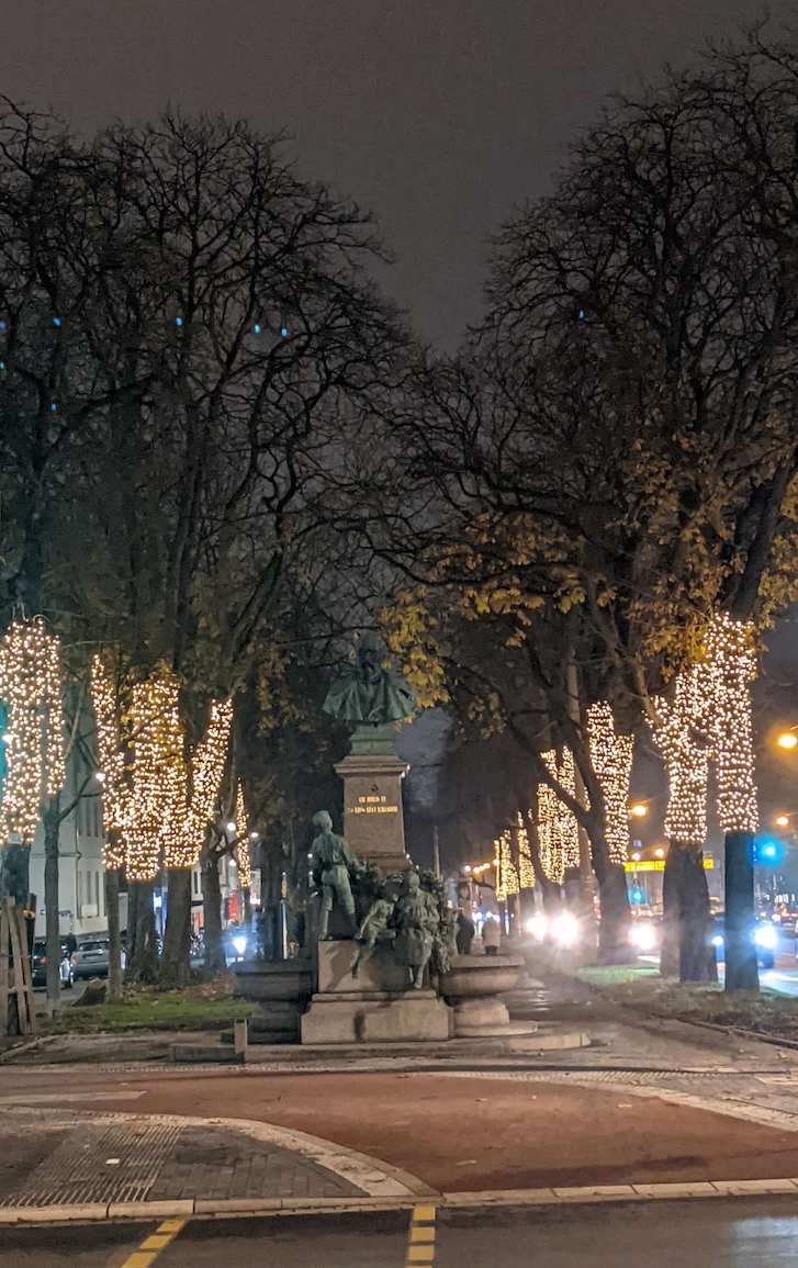 Mit Lichterketten geschmückte Bäume beleuchten den Radwall am Schüchtermann-Denkmal