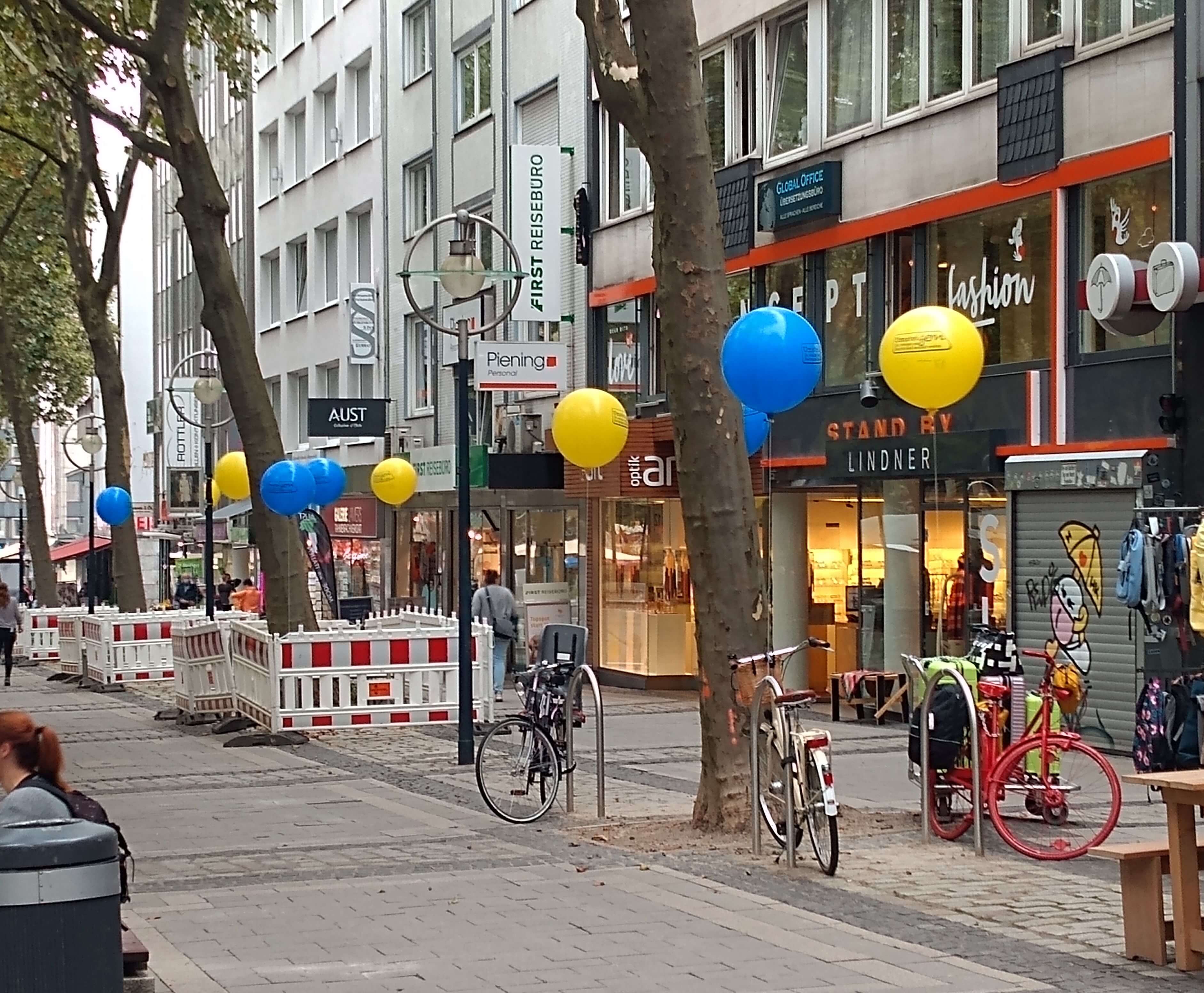 An den neuen Fahrradbügeln auf der Kleppingstraße ist je ein gelber oder blauer, großer, runder, mit dem UmsteiGERN-Logo bedruckter Helium-Luftballon befestigt, damit sie im Stadtbild herausstechen.
