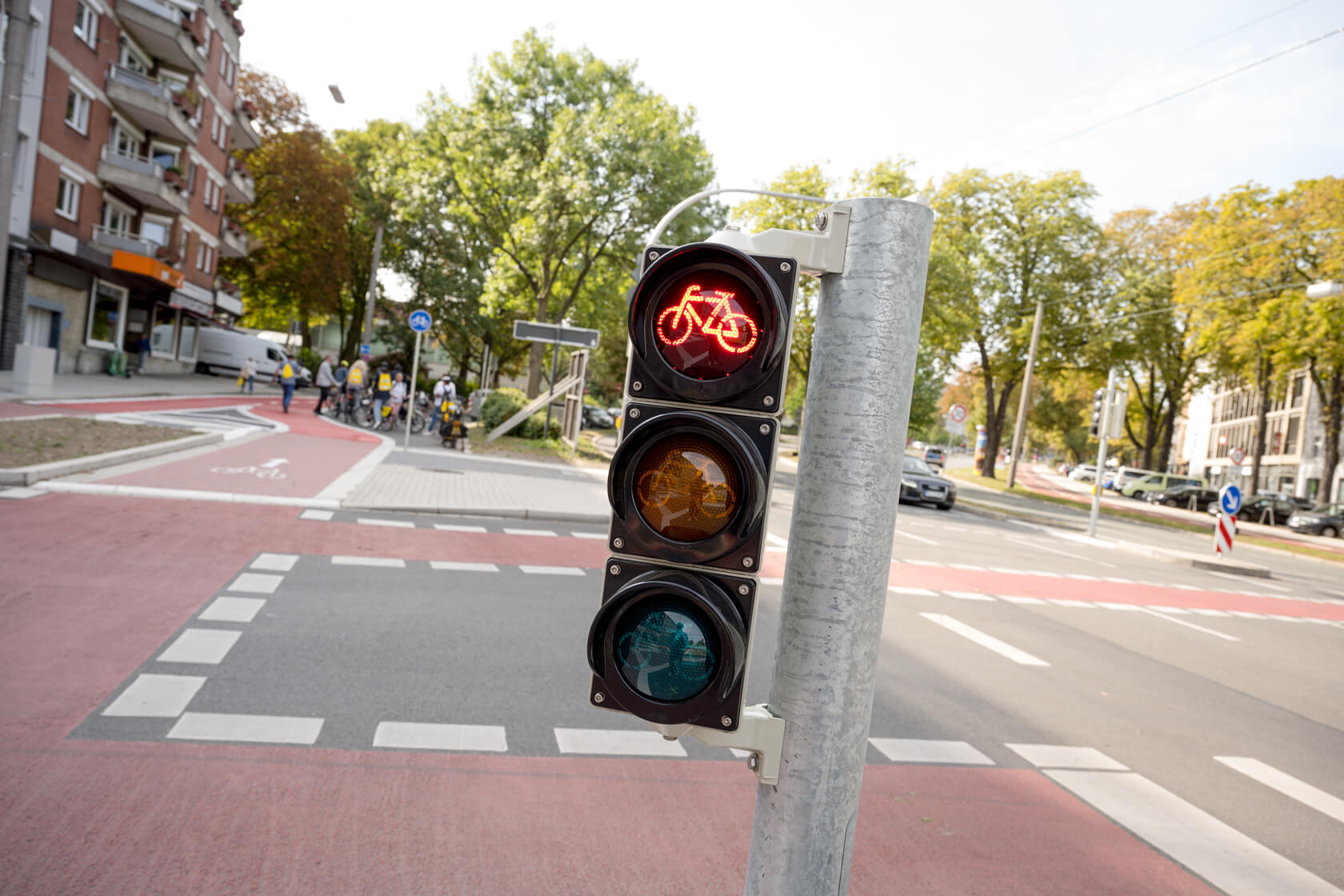 Eine rote Fahrradampel am Radwall in Dortmund-