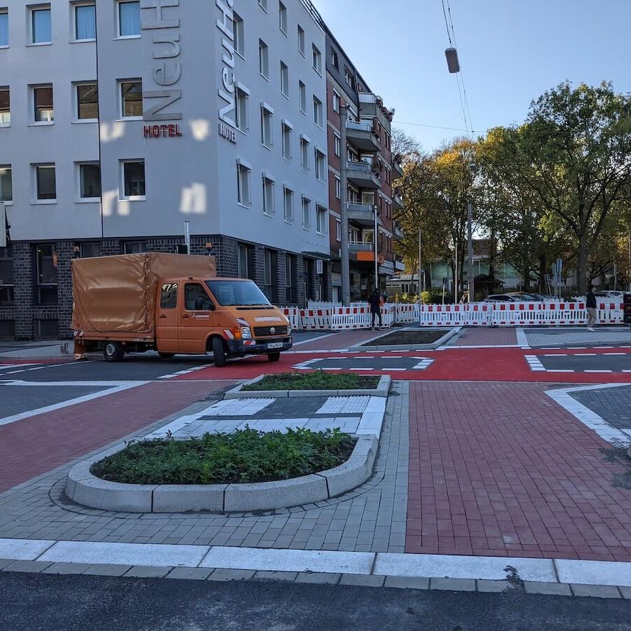 Ein Rot markierter Radweg mitten an einer Kreuzung in Dortmund.