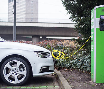 Ein E-Auto steht an einer Ladestation in Dortmund.