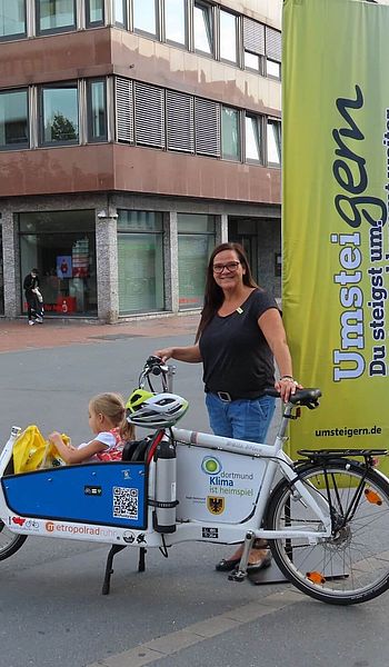 Julia Erdmann mit Tochter Edda im Lastenrad des Umweltamtes.