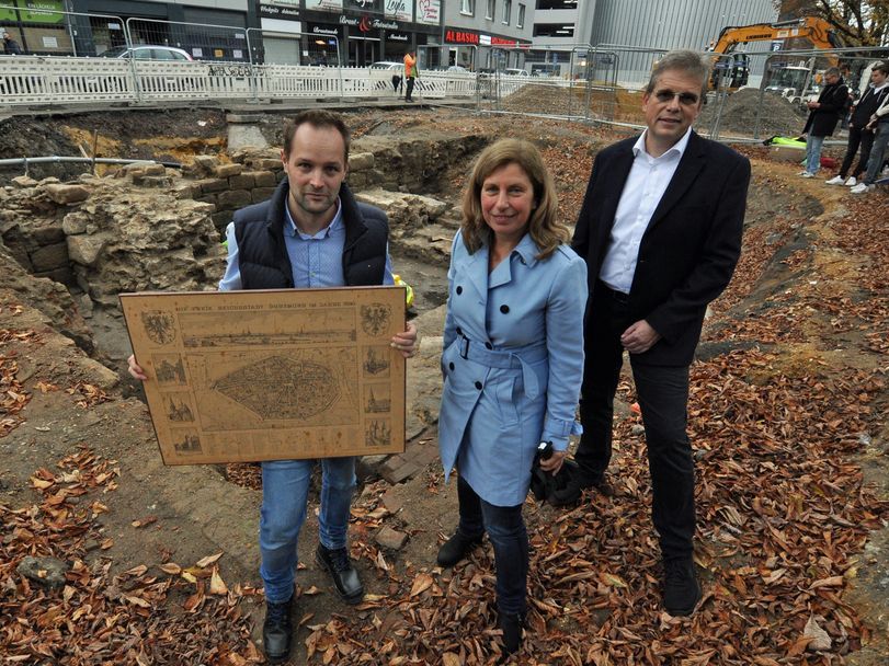 Ingmar Luther, Sylvia Uehlendahl und Arnulf Rybicki vor dem archäologischen Fund in Dortmund