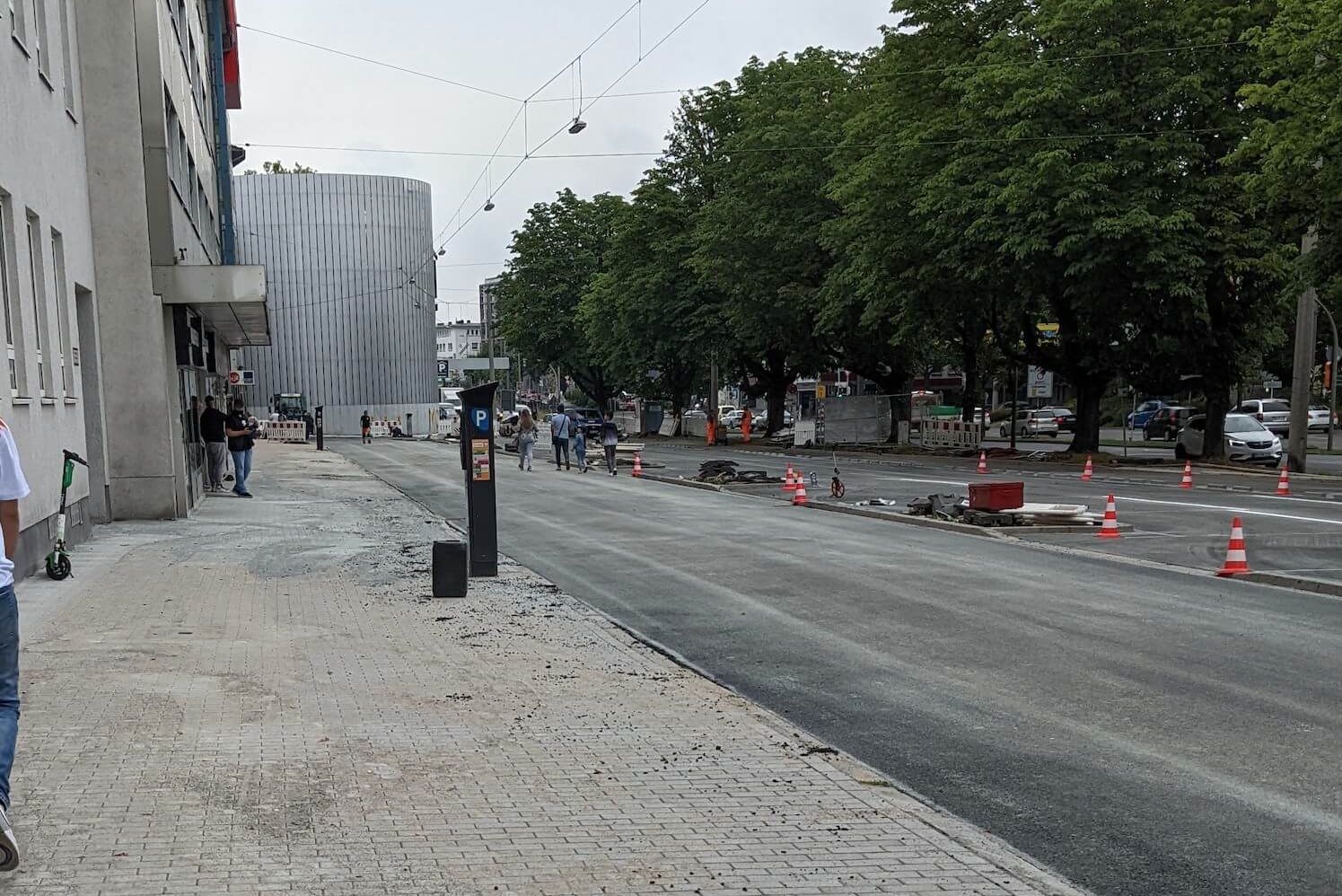 Der Gehweg zwischen Stiftstraße und Beginenhof hat eine neue Oberfläche aus hellen Pflastersteinen. 