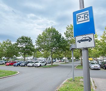Park-and-Ride-Parkplatz in Dortmund mit Hinweisschild