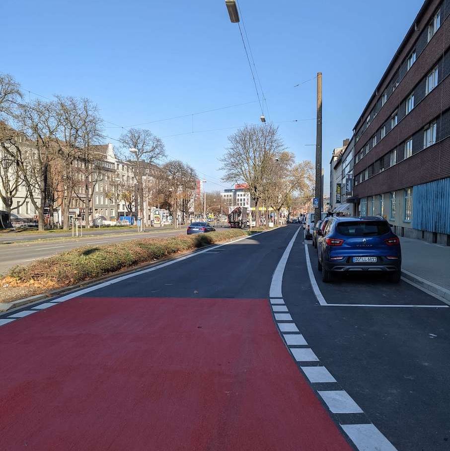 Ein rot markierter Radweg zwischen Arndtstraße und Kaiserstraße in Dortmund.